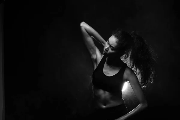 Asian Tan Skin Fitness Girl Übt Boxen Ellbogen Schlag Nebel — Stockfoto