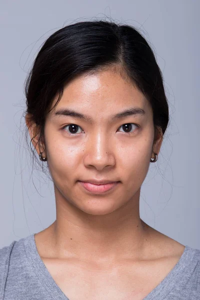 適用する前にアジアの女性は ヘアスタイルを構成します レタッチなしにきび 素敵な滑らかな肌で新鮮な顔 スタジオ照明白い背景 審美的な治療のための治療 — ストック写真