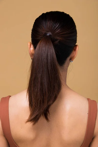 亚洲女人申请后化妆包扎的发型 没有皱纹 脸上有粉刺 皮肤光滑 工作室照明黄色米黄色芥末背景 背面后视镜 — 图库照片