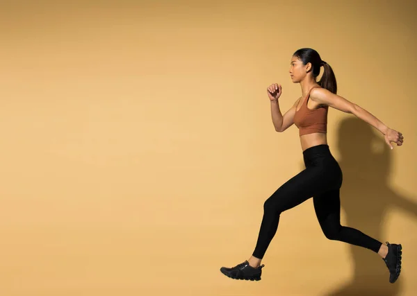 Asiático Magro Fitness Mulher Exercício Aquecimento Estiramento Primavera Saltos Pernas — Fotografia de Stock