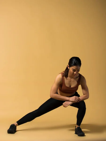 Азійська Струнка Жінка Фітнес Тренується Розігрівати Розтягнені Ноги Рук Студія — стокове фото
