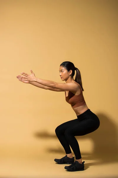 Asiática Slim Fitness Mujer Ejercicio Caliente Brazos Estirados Piernas Estudio — Foto de Stock