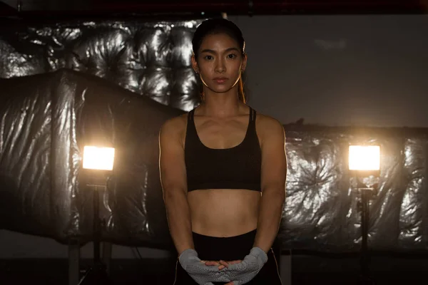 Asiático Magro Fitness Mulher Exercício Alongamento Pernas Braços Boxe Peso — Fotografia de Stock