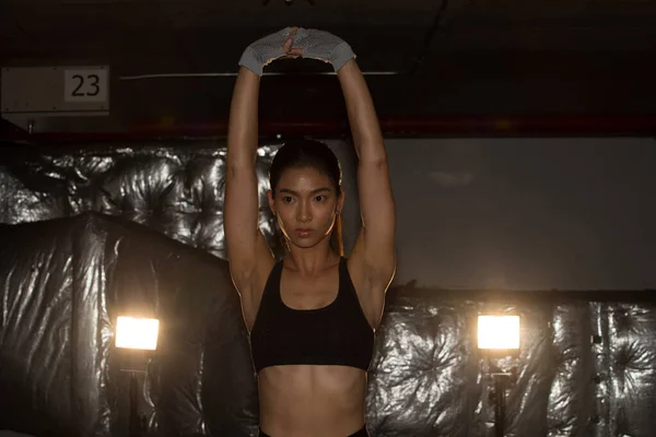 Asiático Magro Fitness Mulher Exercício Alongamento Pernas Braços Boxe Peso — Fotografia de Stock