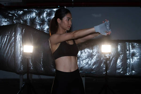 Азійська Струнка Жінка Фітнес Тренується Розтягуючи Руки Боксерський Ваговий Удар — стокове фото