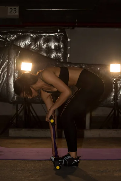Azjatycki Szczupły Fitness Kobieta Ćwiczenia Rozciąganie Nogi Ramiona Pas Oporu — Zdjęcie stockowe