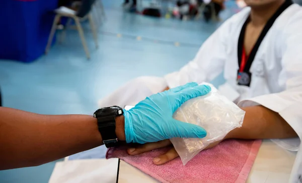 Verpleegster Ems Zet Ice Pack Hand Van Gewonde Speler Wondpijn — Stockfoto