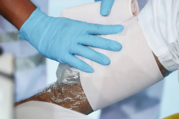 Enfermeira Ems Colocar Pacote Gelo Perna Envolva Com Bandagem Plástico — Fotografia de Stock
