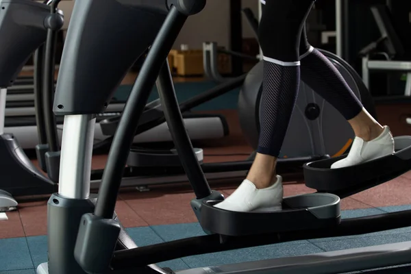Noga Białe Buty Szczupła Fitness Kobieta Ćwiczenia Rozgrzewka Maszynie Wspinaczkowej — Zdjęcie stockowe