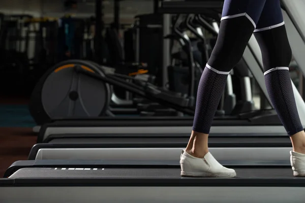 Nogi Białe Buty Szczupłej Kobiety Fitness Rozgrzewają Się Bieżni Fit — Zdjęcie stockowe