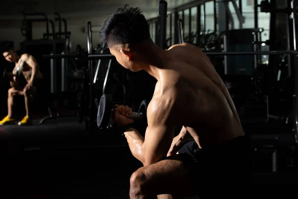 Ázsiai Karcsú Fitness Férfi Fekete Haj Edzés Bemelegítés Súlyzó Súlyzó — Stock Fotó