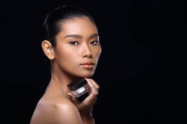 Bronz tenli, genç, moda Asyalı bir kadın model. Ürün paketinin fotokopi alanının avuç içi, yan görünümü üstsüz, stüdyo aydınlatma siyah arka plan reklam alanı.
