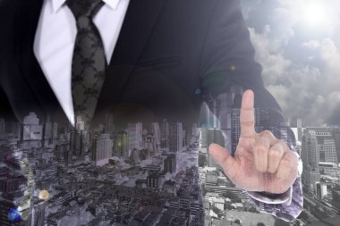 Takım elbiseli iş adamı işaret parmağıyla şehir manzarası arkaplanına dokunacak ve Ray ile bulutlara dokunacak