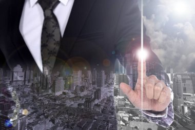 Takım elbiseli iş adamı işaret parmağıyla şehir manzarası arkaplanına dokunacak ve Ray ile bulutlara dokunacak