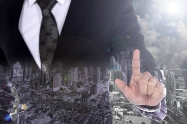 Takım elbiseli iş adamı işaret parmağıyla şehir manzarası arkaplanına dokunacak ve Ray ile bulutlara dokunacak