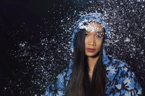 Bella Forma Fisica Attiva Abbronzatura Asiatica Donna Cappotto Blu Pioggia — Foto Stock