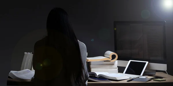 Asiatisches Mädchen Weißem Hemd Liest Viele Lehrbücher Auf Dem Tisch — Stockfoto