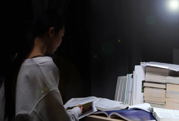 Menina Asiática Camisa Branca Lendo Muitos Livros Didáticos Mesa Com — Fotografia de Stock