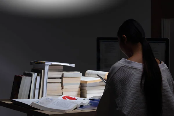 Asiatisches Mädchen Weißem Hemd Liest Viele Lehrbücher Auf Dem Tisch — Stockfoto