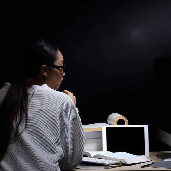 Asiatisches Mädchen Weißem Hemd Liest Viele Lehrbücher Auf Dem Tisch — Stockfoto