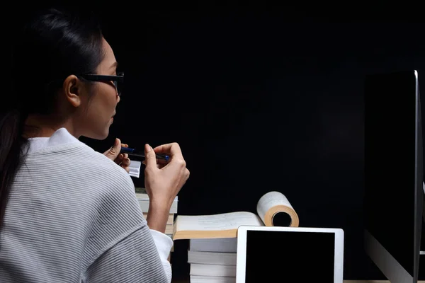 Asiatisches Mädchen Weißem Hemd Liest Viele Lehrbücher Auf Dem Tisch — Stockfoto