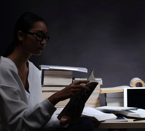 Menina Asiática Camisa Branca Lendo Muitos Livros Didáticos Mesa Com — Fotografia de Stock