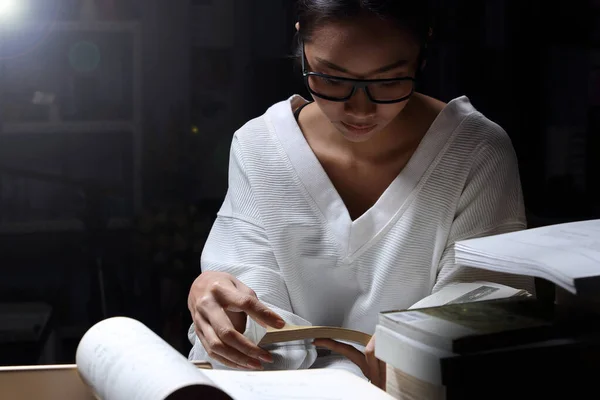 Menina Asiática Camisa Branca Lendo Muitos Livros Didáticos Mesa Com — Fotografia de Stock