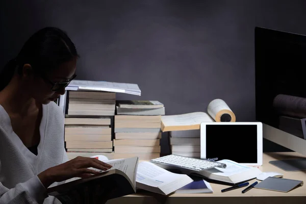 Asiatische Mädchen Weißem Hemd Lesen Viele Lehrbücher Auf Dem Tisch — Stockfoto