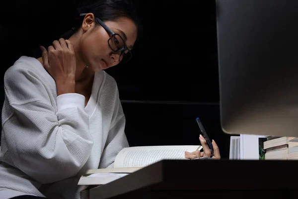 Menina Asiática Leitura Muitos Livros Didáticos Mesa Com Muitos Alta — Fotografia de Stock