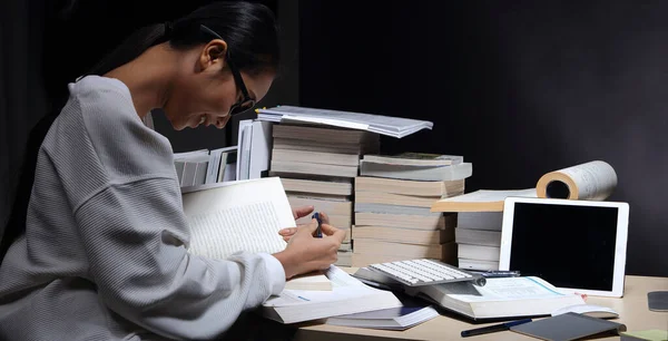 Menina Asiática Camisa Branca Lendo Muitos Livros Didáticos Mesa Com — Fotografia de Stock