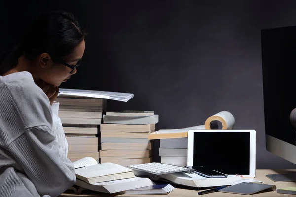 Asian Girl Beim Lesen Vieler Lehrbücher Auf Dem Tisch Mit — Stockfoto