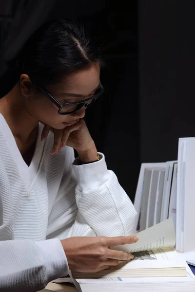 Asiatisches Mädchen Weißem Hemd Liest Viele Lehrbücher Auf Dem Tisch — Stockfoto