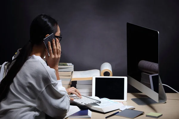 Asiatisches Mädchen Weißem Hemd Liest Viele Lehrbücher Auf Dem Tisch — Stockfoto