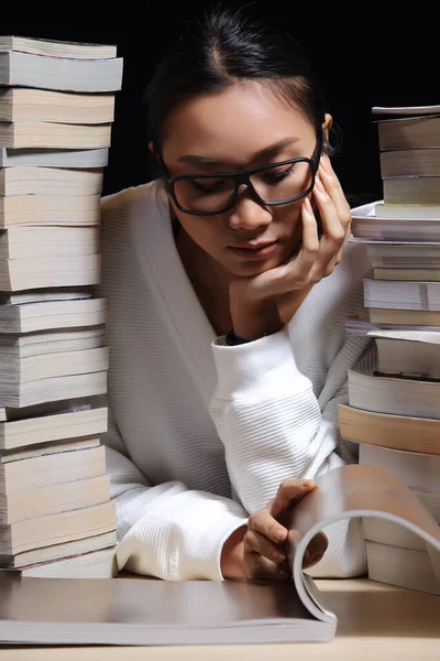 Beautiful Asian Girl Open Read Magazine Stacking Many Kind Books — Φωτογραφία Αρχείου