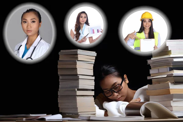 白いシャツのアジアの女の子は 国際的な本の多くの高積層とテーブルの上に多くの教科書を読んで 女性は夜の時間の間に懸命に働く 将来のキャリア エンジニア ビジネス女性の夢 — ストック写真