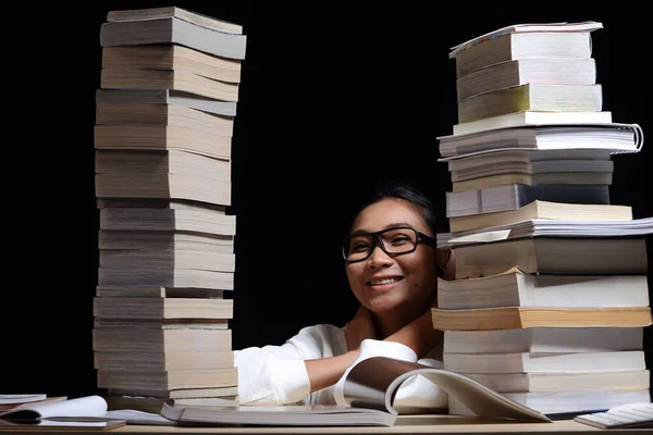 Güzel Asyalı Kız Gülüşü Kitap Yığınları Ders Kitapları Günlük Rapor — Stok fotoğraf