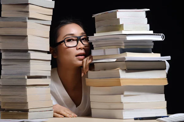 Gyönyörű Ázsiai Lány Mosoly Boldog Olvasni Magazin Között Egymásra Sok — Stock Fotó