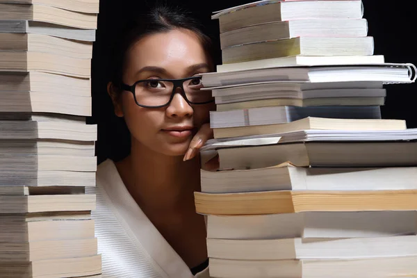 Gyönyörű Ázsiai Lány Mosoly Boldog Olvasni Magazin Között Egymásra Sok — Stock Fotó