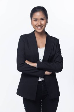 Portre, yarı vücut şıklatma, Asyalı iş kadını siyah takım elbiseli, stüdyo ışıkları beyaz arka plan izole, avukat patron tavırları, poz veren gülümseme şık moda işareti