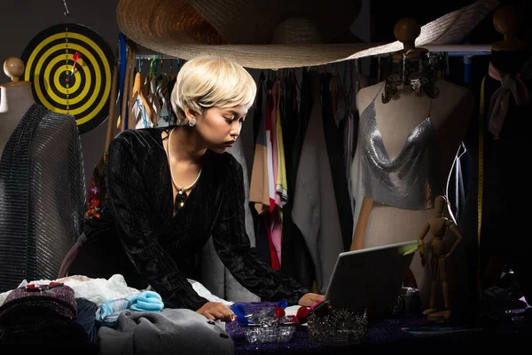 Asian Tomboy Fashion Designer Blonde Hair Checks Order Sale Growl — стокове фото
