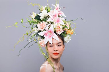 Crown of Fresh Flower as Queen on Asian Beautiful Woman Fashion Posing Express Reklam Kampanyası Ruj, kozmetik, parfüm. Stüdyo ışıklandırması izole edilmiş gri arkaplan kopyalama alanı