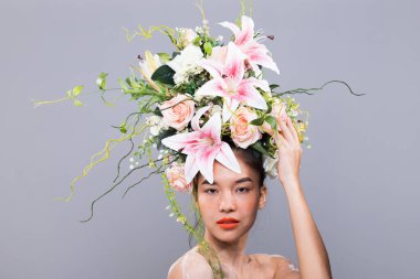 Crown of Fresh Flower as Queen on Asian Beautiful Woman Fashion Posing Express Reklam Kampanyası Ruj, kozmetik, parfüm. Stüdyo ışıklandırması izole edilmiş gri arkaplan kopyalama alanı