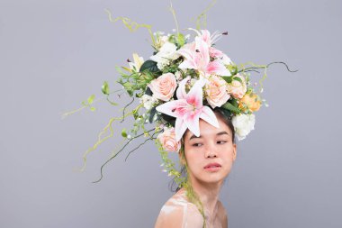 Crown of Fresh Flower as Queen on Asian Beautiful Woman Fashion Posing Express Reklam Kampanyası Ruj, kozmetik, parfüm. Stüdyo ışıklandırması izole edilmiş gri arkaplan kopyalama alanı