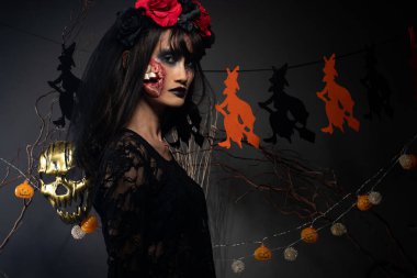 Yüzünde yara izi olan zombi bir kadın. Kırmızı gül korkunç bir elbise ve intikam almak istiyor. Tüm lanetli yerleri öldürmek istiyor.