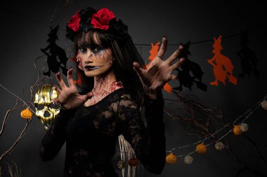 Yüzünde yara izi olan zombi bir kadın. Kırmızı gül korkunç bir elbise ve intikam almak istiyor. Tüm lanetli yerleri öldürmek istiyor.