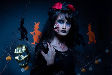 Yüzünde yara izi olan zombi bir kadın. Kırmızı gül korkunç bir elbise ve intikam almak istiyor. Tüm lanetli yerleri öldürmek istiyor.