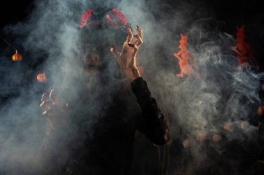 Kara Dul 'un duvağı yeni yüzle örtülmüş. Yüzünde yeni bir yara izi var. Gölge şeklinde bir siluet.