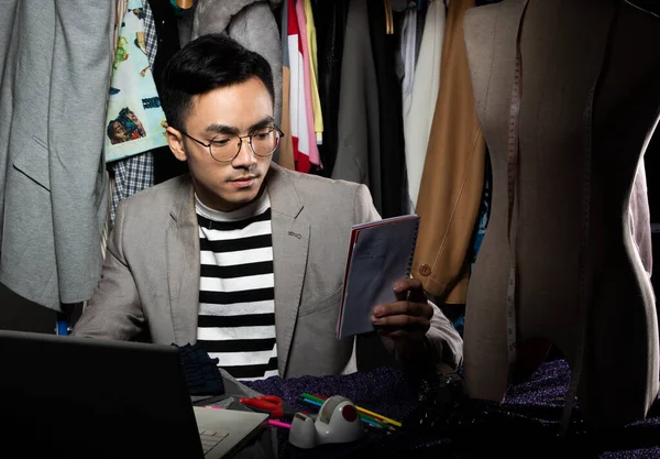 Asian Fashion Designer Man Terno Cinza Verifica Ordem Crescimento Venda — Fotografia de Stock