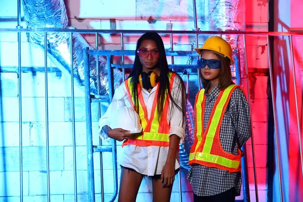 Dos Hermosa Mujer Asiática Arquitecto Ingeniero Amarillo Sombrero Duro Seguridad —  Fotos de Stock