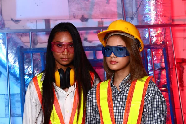 Двоє Красивих Азіатських Інженерів Архітекторів Жінка Жовтому Капелюсі Безпечність Величезних — стокове фото
